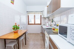 Kühlschrank, Mikrowelle, Herdplatte, Toaster