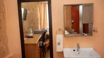 6 bedrooms, WiFi, bed sheets