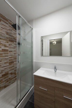 Douche, séchoir à cheveux, serviettes fournies, savon