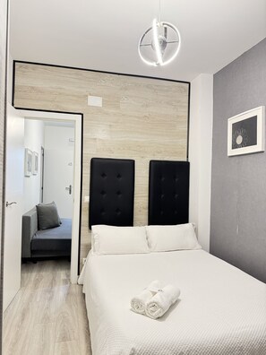 1 habitación, tabla de planchar con plancha y cuna de viaje 