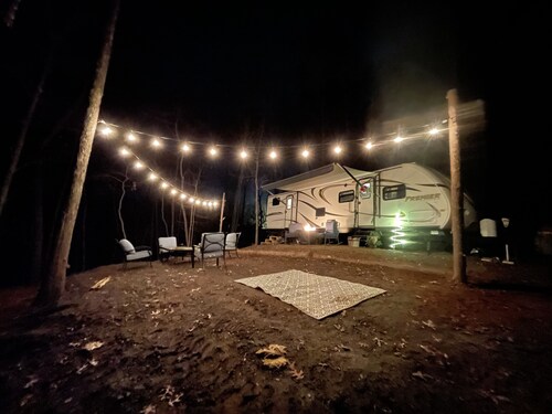 camper with kitchen sleeps 5 with outdoor living area