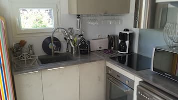 Réfrigérateur, micro-ondes, four, plaque de cuisson