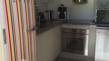 Køleskab, mikrobølgeovn, ovn, kogeplade