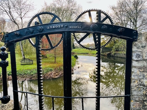 Central Bristol/Bath both 9 mins by train - by river, park in Conservation Area