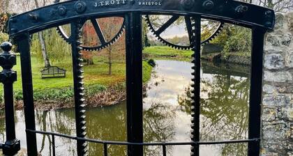 Central Bristol/Bath both 9 mins by train - by river, park in Conservation Area