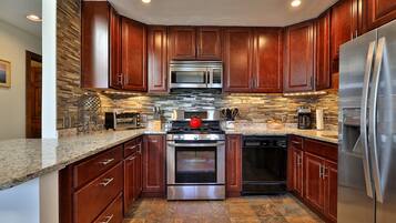 Condo, 3 Bedrooms | Private kitchen