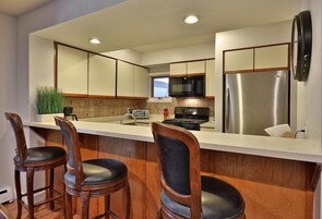 Condo, 2 Bedrooms | Business center