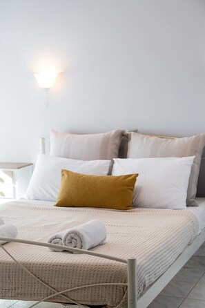 Habitación superior, 1 cama Queen size | Wifi gratis y ropa de cama