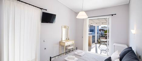 Superior Room, 1 Queen Bed | Free WiFi, bed sheets