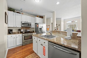 Kjøleskap, mikrobølgeovn, ovn og kokeplater