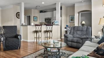 Televisión, chimenea y oficina