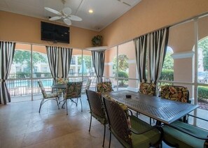 Dining - Legacy Villa 1503-  Tiki Retreat  Just a short walk to the Beach (Gulfport)