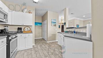 冰箱、微波炉、烤箱、炉灶