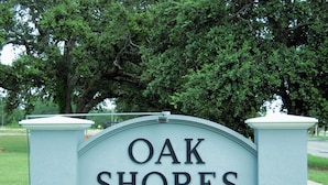 A sign for Oak Shores with the year 1664 displayed below the name.