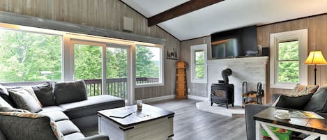 House, 6 Bedrooms | Living area