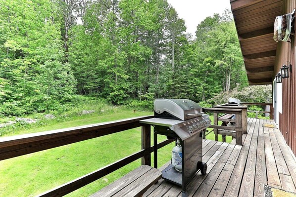 Outdoor dining - Breakaway House by Killington Vacation Rentals (Killington)