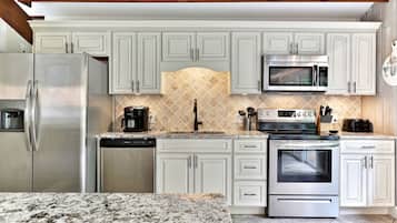House, 6 Bedrooms | Private kitchen