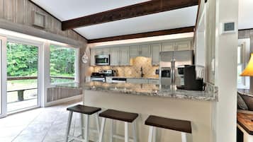 House, 6 Bedrooms | Private kitchen