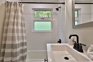 House, 3 Bedrooms | Bathroom - Left Duplex Home Directly Across From Pico Mountain, Close To Killington. 3 Bedroom Home (Killington)