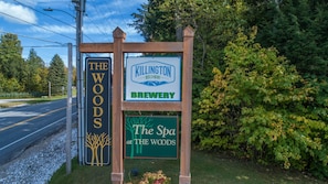 Panneau indiquant l’emplacement de The Woods, de la brasserie Kellington et du spa de The Woods.