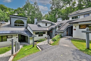 Un complexe résidentiel moderne composé de plusieurs maisons dotées de toits inclinés et de grandes fenêtres.