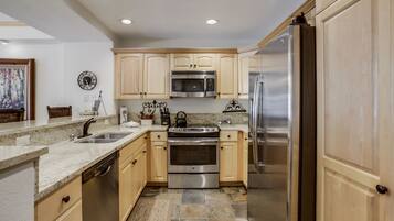 Kondominium, 3 kamar tidur | Dapur pribadi | Oven dan mesin pembuat kopi/teh