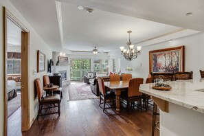 콘도, 침실 3개 | 다이닝