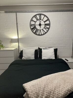 Apartemen, 1 Tempat Tidur King | 1 kamar tidur, setrika/meja setrika, Wi-Fi gratis, dan seprai linen