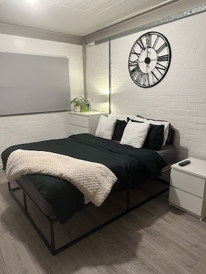 Apartment, 1 King-Bett | 1 Schlafzimmer, Bügeleisen/Bügelbrett, kostenloses WLAN, Bettwäsche