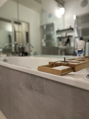 Apartment, 1 King Bed | Private kitchen | Fridge, microwave, oven, stovetop - Central Spacious 1-bed Apartment in Edinburgh (Edinburgh)