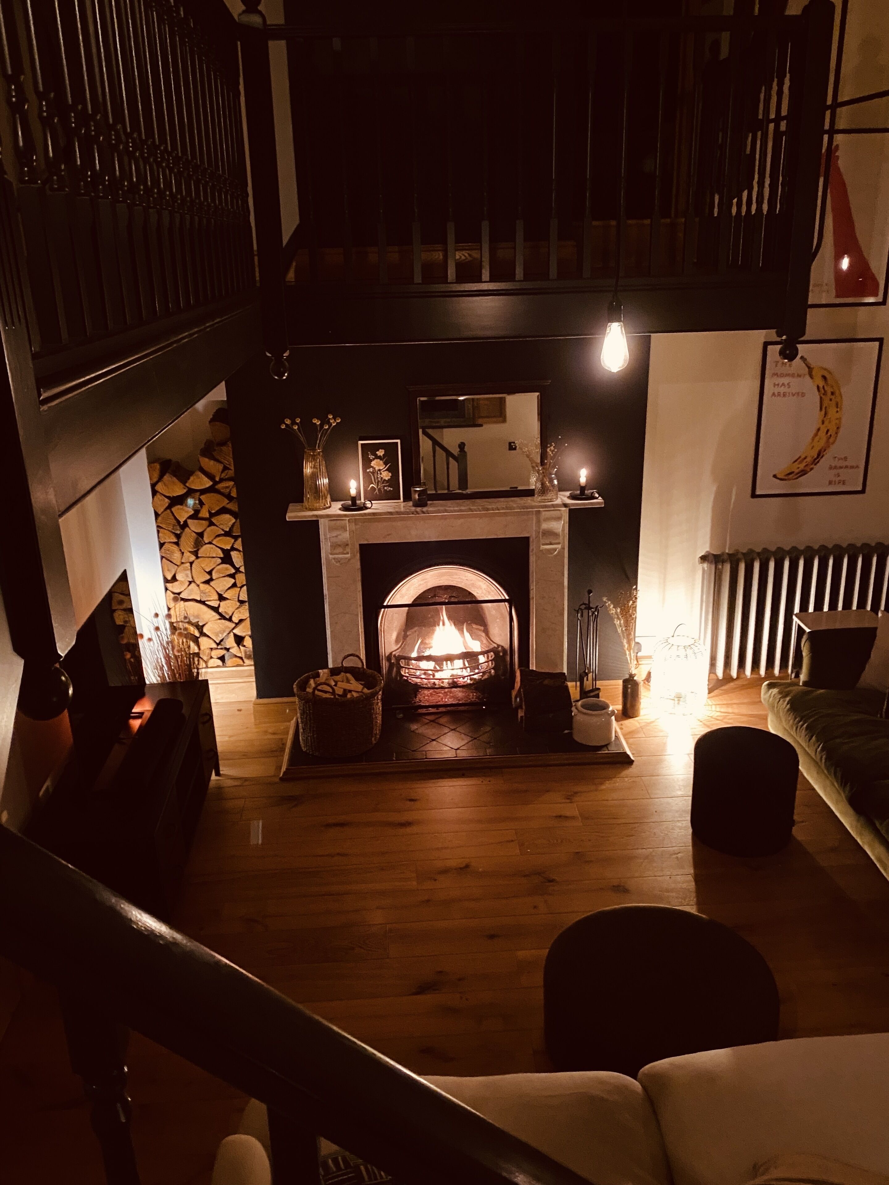 Smart TV, fireplace, books, stereo