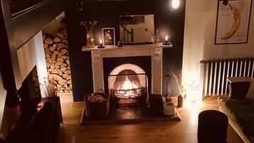 Smart TV, fireplace, books, stereo