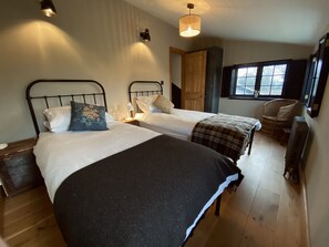 4 quartos, escrivaninha, ferros/tábuas de passar roupa, berço de viagem