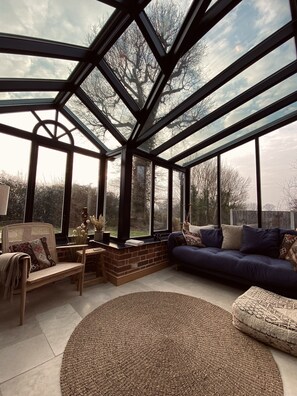 Smart TV, fireplace, books, stereo - Beautiful School House In Norfolk (Norwich)