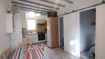 Een koelkast, een microgolfoven, een oven, een kookplaat