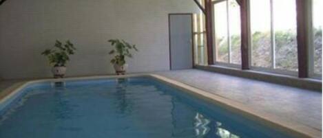 Innendørsbasseng og et oppvarmet basseng