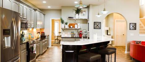 Jääkaappi, mikroaaltouuni, uuni, liesi