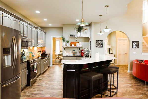 Kjøleskap, mikrobølgeovn, ovn og kokeplater