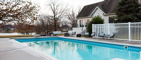 Een buitenzwembad en een verwarmd zwembad