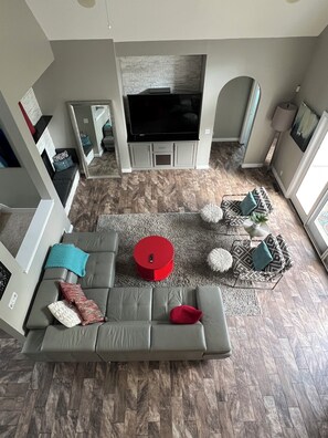 TV connectée, cheminée, lecteur de DVD, livres