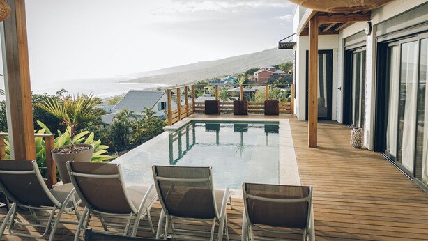 A pool area with lounge chairs and a view of the ocean. - Villa Roche Café **** avec piscine / Vue mer panoramique / Saint-Leu Réunion (Saint-Leu)