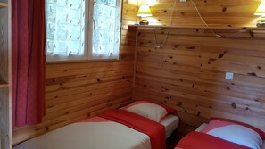 2 bedrooms, travel cot, free WiFi, bed sheets