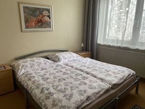 3 quartos, ferros/tábuas de passar roupa, berço de viagem
