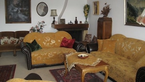 A living room with a sofa set, a fireplace, and decorative items. - Spacious,comfortable apartment,150m2, first floor,quiet,garden-side with terrace (Wien)