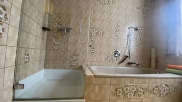 Douche, sĂšche-cheveux, serviettes fournies, savon