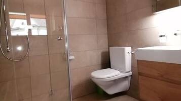 SĂšche-cheveux, serviettes fournies, savon, papier toilette