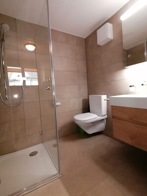 Hårtørrer, håndklæder, Sæbe, Toiletpapir