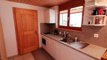 Fridge, oven, stovetop, coffee/tea maker