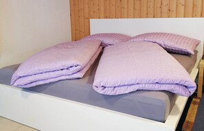 2 bedrooms, travel cot, free WiFi, bed sheets