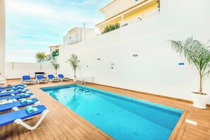 Piscina aquecida, espreguiçadeiras